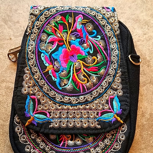 NWT. Embroidered Crossbody Bag & Earrings - Picture 2 of 7